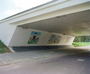 840071 Afbeelding van drie tegelmozaïeken met kindertekeningen onder het viaduct in de Stelviobaan bij de Oeral in de ...